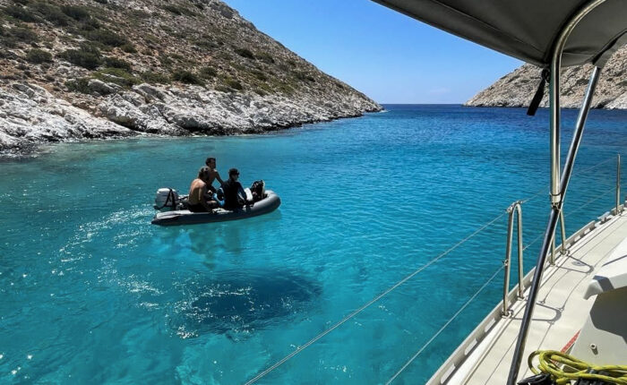 Départ en annexe pour le spot de plongée - Sailing Cyclades