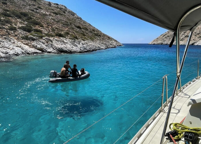Départ en annexe pour le spot de plongée - Sailing Cyclades