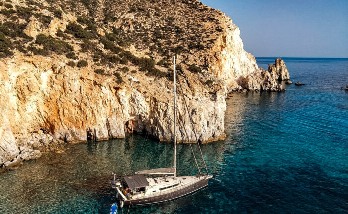 Mouillage tout seul à Polyagos - sailing cyclades